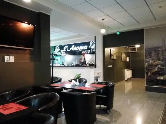 https://honeypot0.s3.amazonaws.com/gallery/1712761316763-gallery-Restaurant%20Aroma%20%285%29.webp