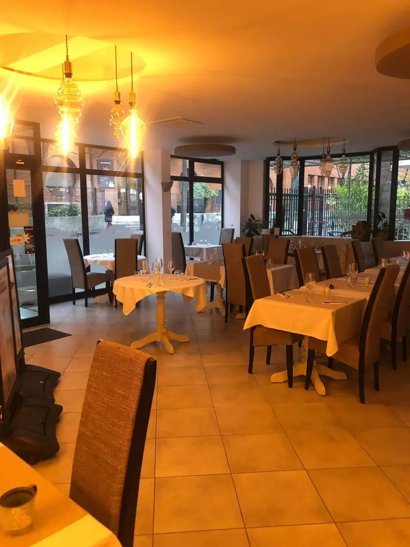 https://honeypot0.s3.amazonaws.com/gallery/1716544100623-gallery-Restaurant%20Comoara%20%20%284%29.webp